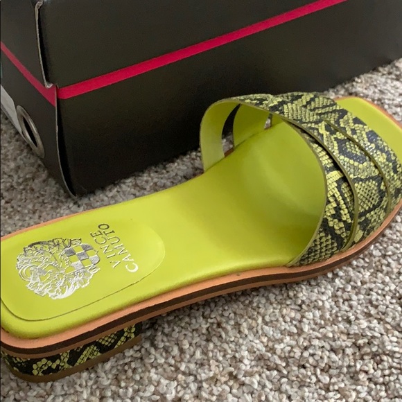 New Vince Camuto Yellow Snakeskin Pattern Sandals - Picture 5 of 8